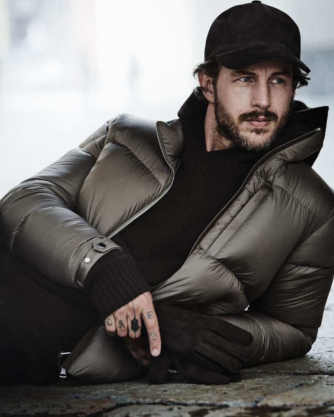 モンクレールのインスタグラム：「The Besbre jacket in perennial taupe. Crafted in Japanese compact nylon, it’s made to travel effortlessly across occasions and time zones.   See the new collection on moncler.com.  #MonclerCollection」
