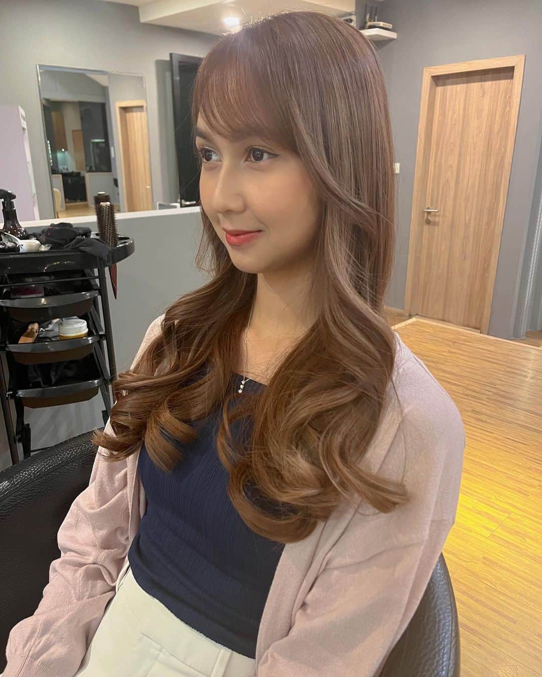 のインスタグラム：「Poniku kembali menyaingi dedek idol👧🏻 Main ke Jakarta sekalian coloring, treatment, potong poni di @nitaka.tokyo 💘🫶🏻💘🫶🏻」