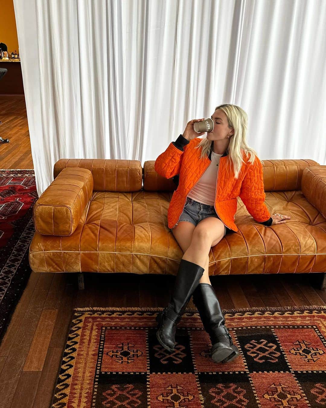 オリヴィア・スマートのインスタグラム：「🦺 @houseofvans !!」