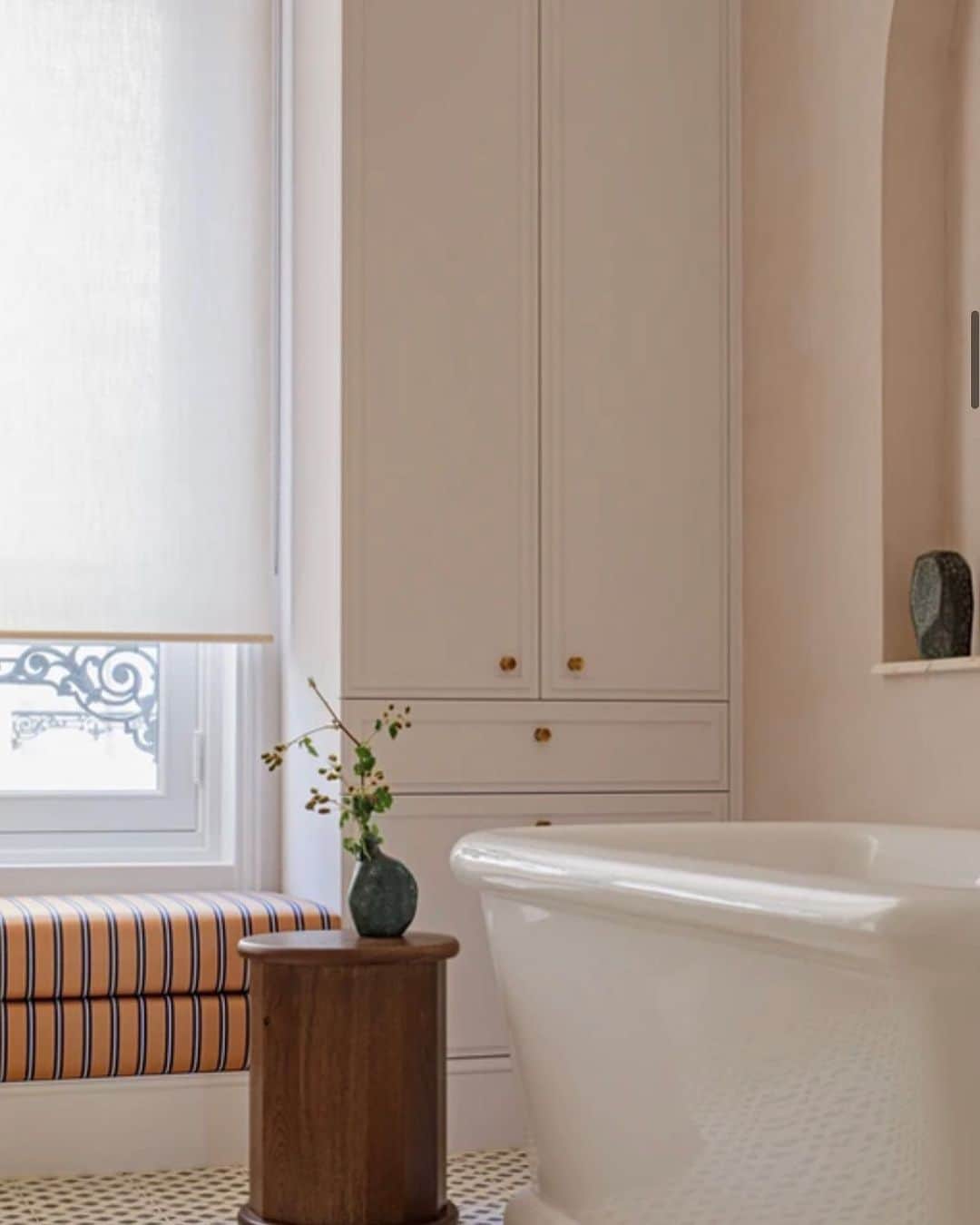 Homepolishのインスタグラム：「Serenely stylish - lovely #bathroomdesign by Lizée Hugot @lizee_hugot   #roomoftheday #interiordesign #designstyle」