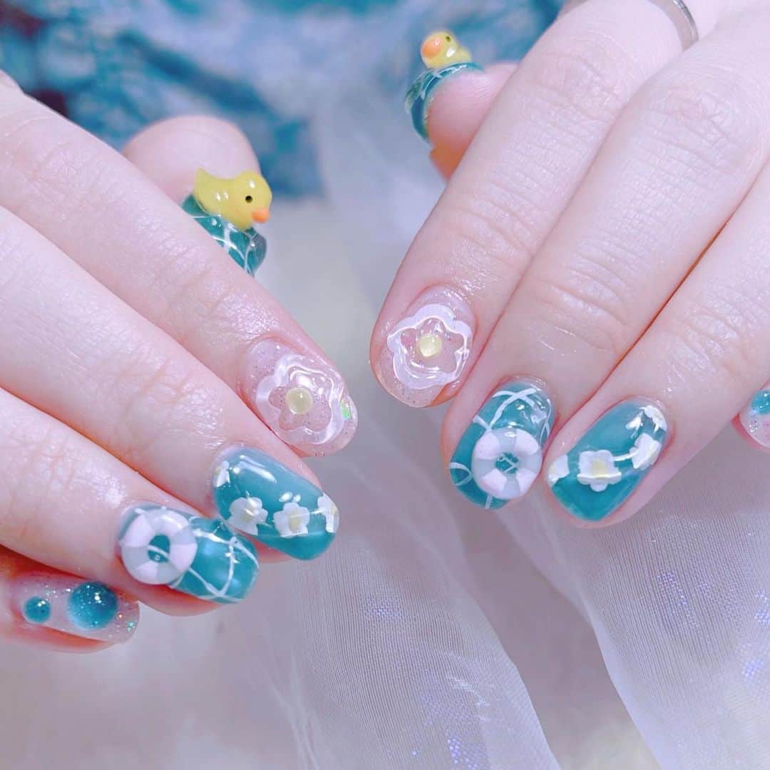 なかやまちえこのインスタグラム：「🏝🐥⠀ ⠀ @dreamy_canon ちゃん⠀ @youmenosay ⠀ デザインイメージはお伝えいただいて⠀ ⠀ @aby_sharenail ⠀ #nail #nails #nailart #ネイル #美甲 #ネイルアート  #japanesenailart #manucure #japanesenails #manicurist #gelnails #أظافر #네일아트 #미용  #เพ้นท์เล็บ #artedeuñas #เพ้นท์เล็บเจล #ジェルネイルデザイン #ネイルデザイン #nagelkunst #サマーネイル #summernails #夏ネイル #海ネイル #seanails @pregel.jp @kimacat_betty」