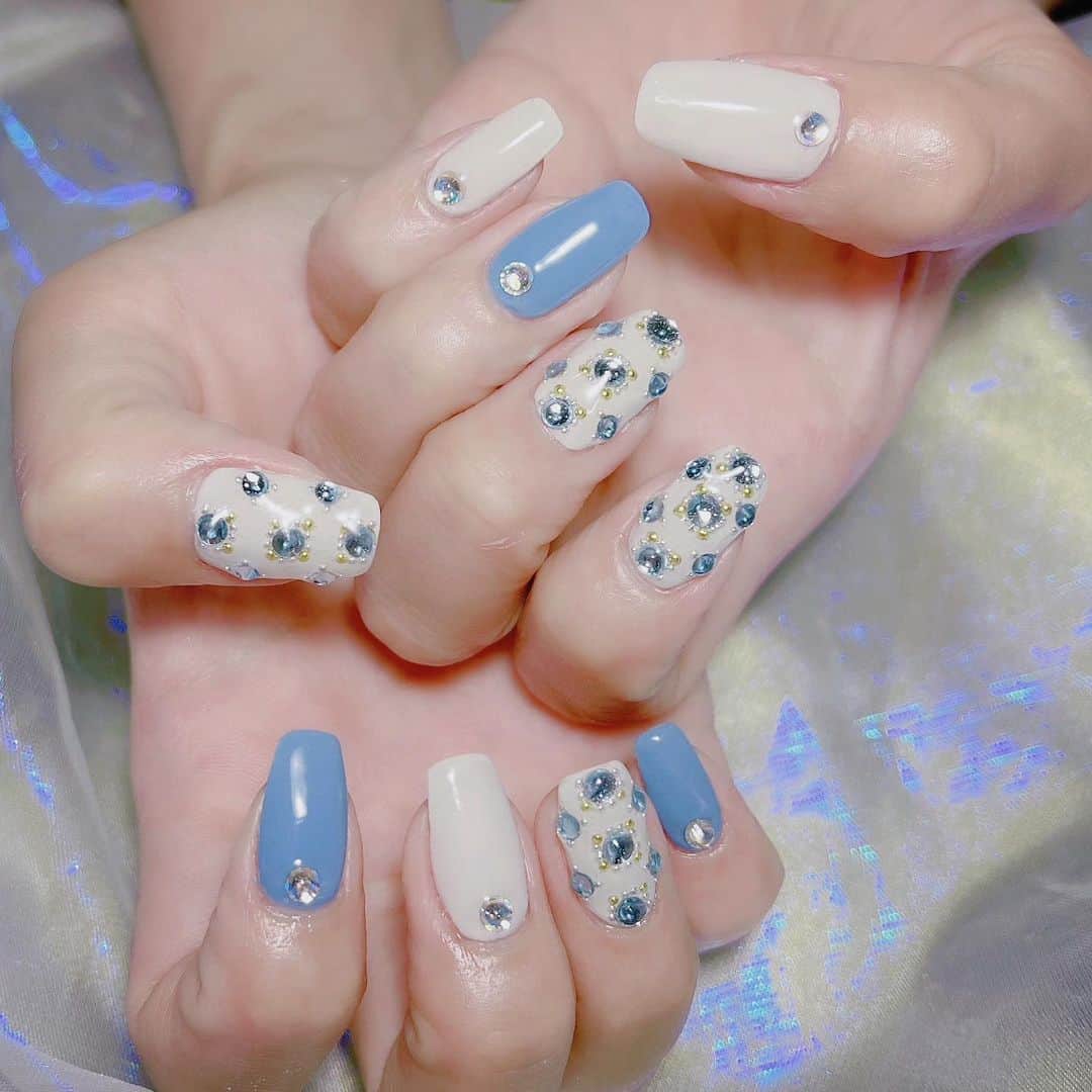 なかやまちえこさんのインスタグラム写真 - (なかやまちえこInstagram)「ビジュー♡⠀ ⠀ @hinaofficial0313 さん⠀ ワンカラーときらきらのコントラストがかわいいネイル⠀ ⠀ #nail #nails #nailart #ネイル #美甲 #ネイルアート  #japanesenailart #manucure #japanesenails #manicurist #gelnails #أظافر #네일아트 #미용  #เพ้นท์เล็บ #artedeuñas #เพ้นท์เล็บเจล #ジェルネイルデザイン #ネイルデザイン #nagelkunst #韓国ネイル #ビジューネイル @aby_sharenail」7月30日 23時59分 - chiekonakayama