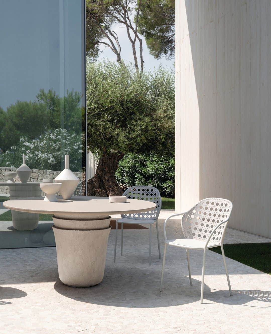 ジェルバゾーニのインスタグラム：「BRISE dining chair / Lively, elegant and bubbly design by @federicabiasistudio⁠ ⁠ Inspired by the gentle caress of a summer breeze, Brise captures the essence of joyful relaxation in the open air. ⁠ This vibrant collection radiates elegance and vivacity, drawing inspiration from the Art Nouveau movement. ⁠ ⁠ The remarkable laser-carved Wood Evolution™ backrests define the uniqueness of the Brise Collection, featuring a delicate perforated texture reminiscent of Vienna's straw craftsmanship.⁠ ⁠ Styling @ilariabacciocchi⁠ Photo @garutiandrea ⁠ ⁠ Discover the product by clicking on our link in bio. ⁠⁠ ⁠ #gervasoni1882 #GervasoniOutdoor #federicabiasi⁠ #outdoorliving #outdoordesign #outdoorfurniture #sustainablematerial #sustainabledesign #woodevolution」