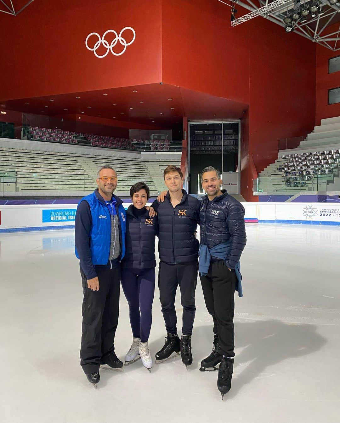サラ・ウルタドのインスタグラム：「Grazie Torino 🫂🇮🇹  You’ll be missed✨ Thank you everyone that made it possible, coaches and all skaters for your energy and hard work.   Also thanks to @cus_torino_pattinaggioghiaccio & @real_emanuele for all the work off ice 🙌🏻  What a great way to prepare the upcoming season 💫」