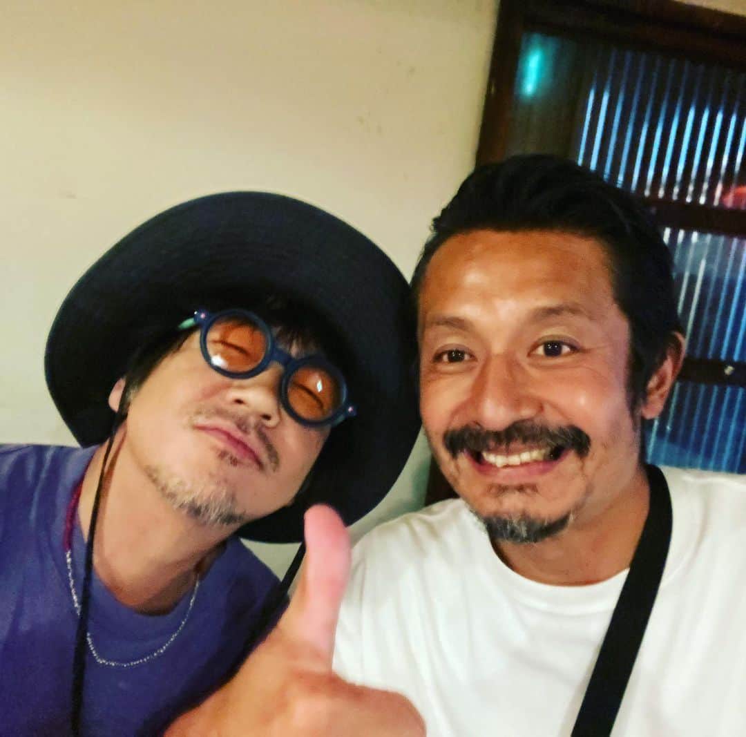 月に吠える。のインスタグラム：「人生とは不思議で 楽しい。 石塚啓次 とマブダチなのだ。  #石塚啓次 #大森南朋」