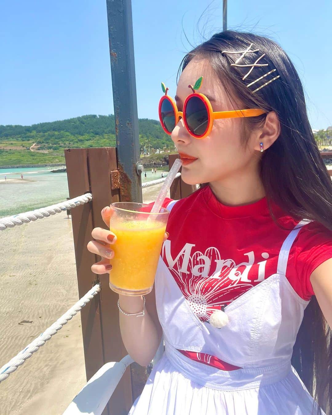 天翔天音のインスタグラム：「初の済州島🏝🌼  동문시장で見つけたかわいいサングラス🌞🕶  ビーチにあるお洒落カフェのマンゴースムージーがとっても美味しかったの🍹  ビーチの景色と共に贅沢でした♡  #韓国 #チェジュ島 #済州島 #ララLIFE #海 #ビーチ #お洒落カフェ #天翔天音 #05 #サングラス」