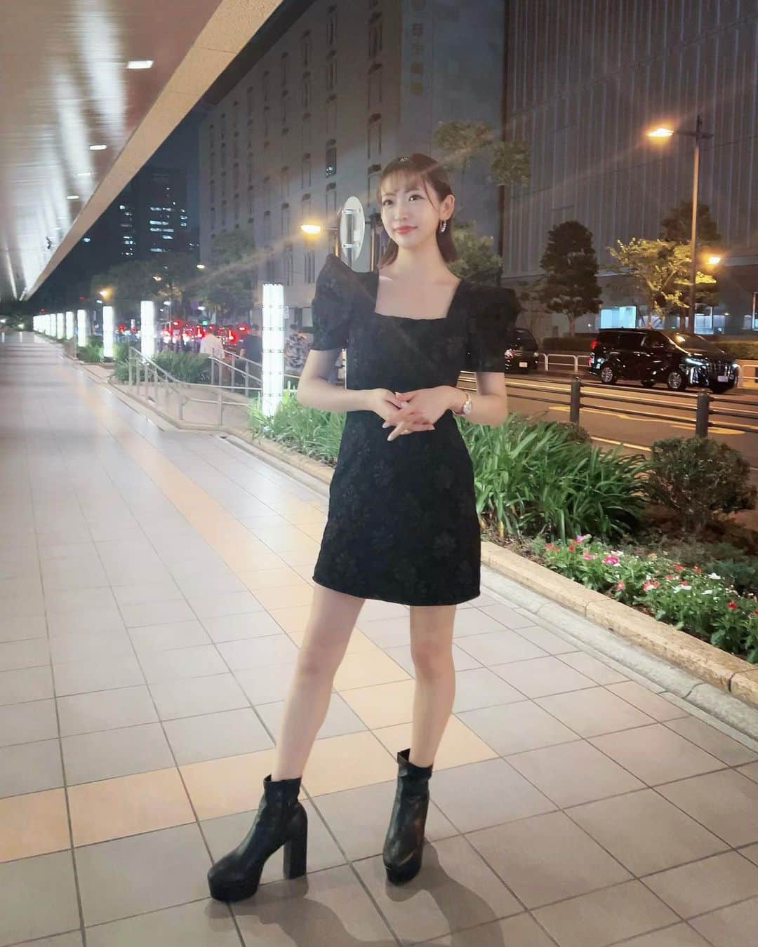 杉山弥紀佳さんのインスタグラム写真 - (杉山弥紀佳Instagram)「♡ . . Bonsoir!🇫🇷☺︎ . あんど . Good evening!🇬🇧🇺🇸☺︎ . . かっこつけかと思いきや . しっかり2枚目以降👽👽👽 . . . #われち語 #われち #👽 #元アイドル #japanesegirl #外はねボブ #ボブ女子 #ショート女子 #🖤 #黒ワンピ #スクエアネック #blackcode #blacklove #ginza #japonaise #推してね」7月31日 0時11分 - sugiyamamikika0429