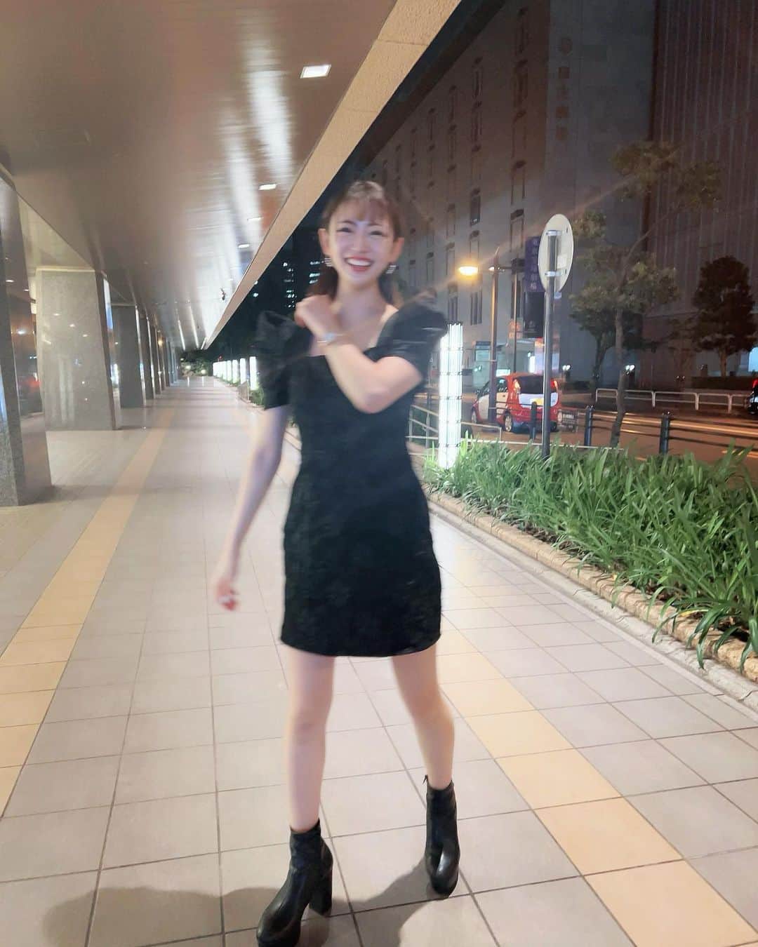 杉山弥紀佳さんのインスタグラム写真 - (杉山弥紀佳Instagram)「♡ . . Bonsoir!🇫🇷☺︎ . あんど . Good evening!🇬🇧🇺🇸☺︎ . . かっこつけかと思いきや . しっかり2枚目以降👽👽👽 . . . #われち語 #われち #👽 #元アイドル #japanesegirl #外はねボブ #ボブ女子 #ショート女子 #🖤 #黒ワンピ #スクエアネック #blackcode #blacklove #ginza #japonaise #推してね」7月31日 0時11分 - sugiyamamikika0429
