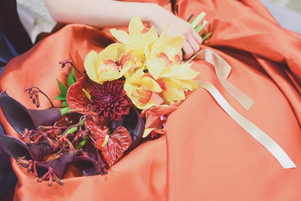 ザ・ピーク プレミアムテラスのインスタグラム：「カラーを使ったおしゃれブーケ💐  @fiorebianca_wedding @cocon.by.chloriscinq   ............................................................ 【2022年口コミ7年連続受賞】  \ゲスト満足度❤︎鹿児島県No.1/  ▪︎天空からまばゆい光が降り注ぐ 純白のチャペル ▪︎鹿児島中央駅・天文館から近い 鹿児島唯一の好立地 ▪︎完全貸切の空間で 特別感に包まれた心地よい1日を .......................................................... スタッフブログやㅗ 卒花レポート 会場見学 こちらからご覧いただけます♩  ▶︎ @thepeak_wedding トップページURLの 公式HPより、、、❤︎  #鹿児島#鹿児島花嫁 #ザピークプレミアムテラス #2023春婚 #2023夏婚 #2023冬婚 #wedding#ウェディング#家族婚ウェディング #親族婚 #親族結婚式 #少人数婚 #ウエディングブーケ #ナチュラルウエディング #大人ウエディング #花嫁さんの力になりたい #ウエディングフォト #おしゃれウエディング #カメラ #天文館 #コロナ対策 #ドレス迷子 #ブライダルヘア #結婚式アイディア #鹿児島結婚式#鹿児島結婚式場#鹿児島結婚」