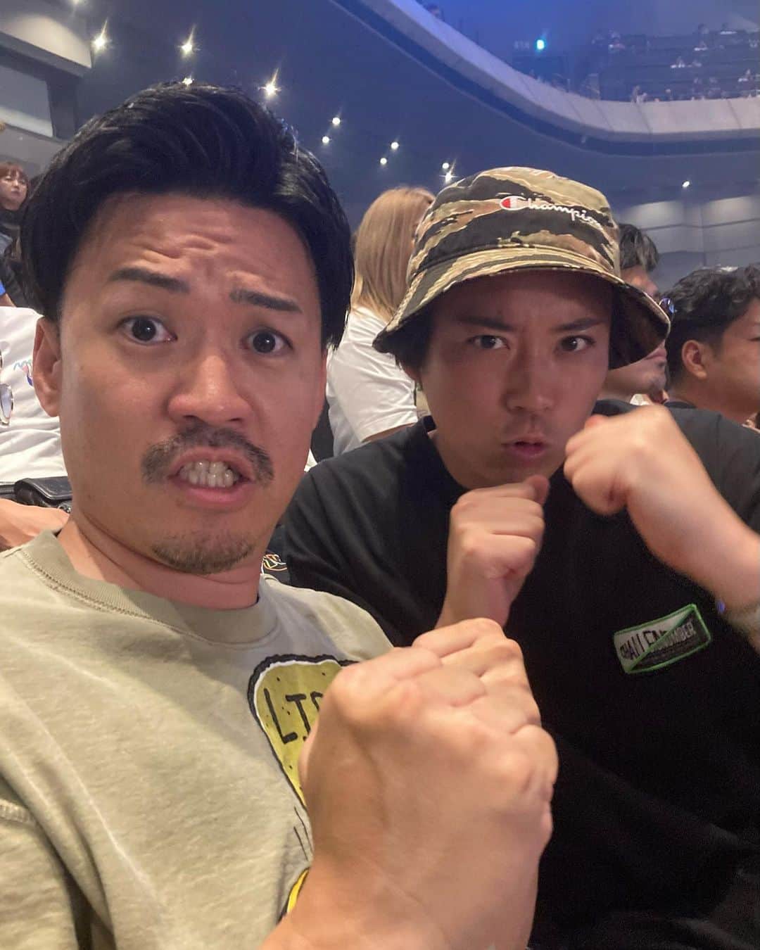 佐藤大樹のインスタグラム：「ピスタチオ伊地知さんとRIZINへ👊 俺たちのイナズマ落としましょーや⚡️  #rizin  #鈴木千裕 選手 #最高」