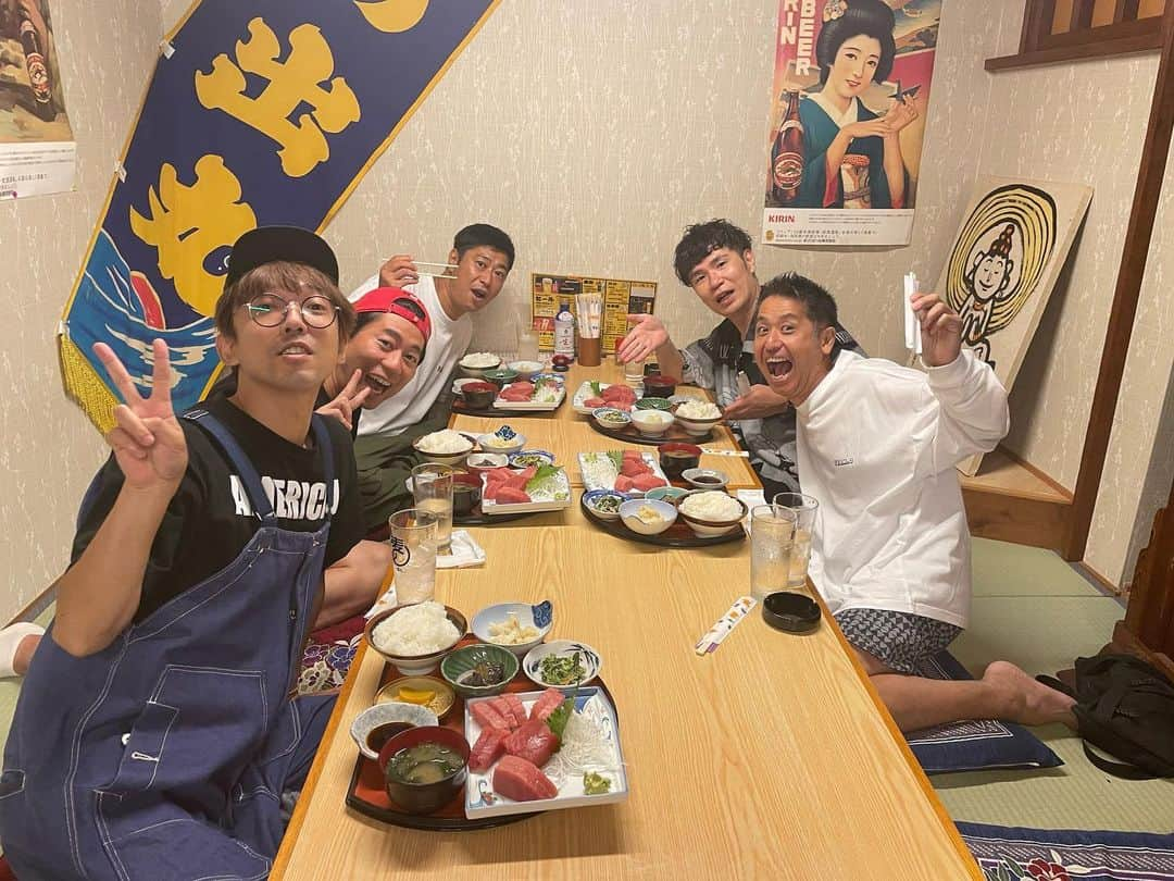 岡部さんのインスタグラム写真 - (岡部Instagram)「42歳っす！ アザス！ 生きてるサンキュー！  #お誕生日 #ありがとう #尾形軍団 #しかし #別件 #那智勝浦 #最高 #喜」7月31日 0時16分 - okabeccinyo