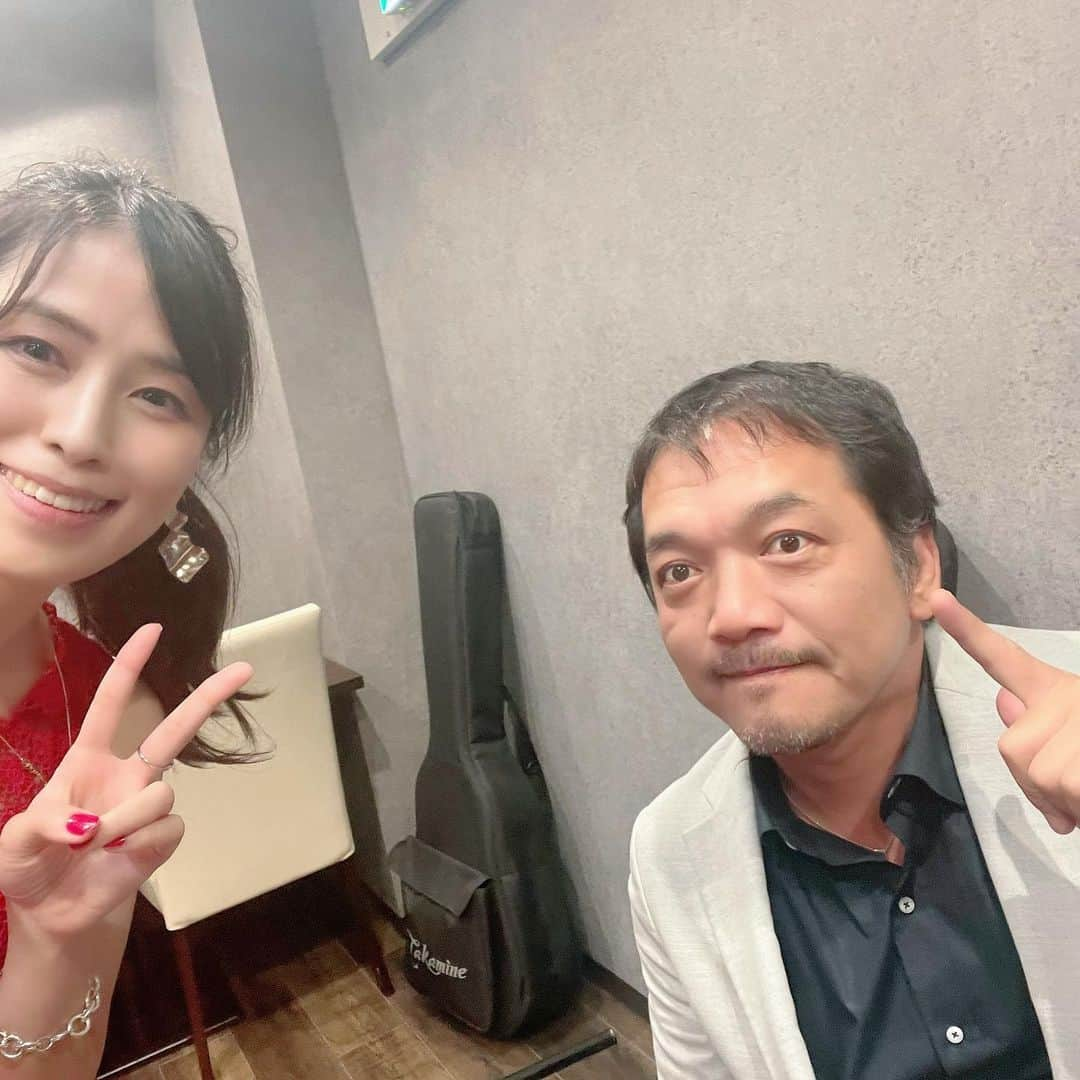 芝咲美穂さんのインスタグラム写真 - (芝咲美穂Instagram)「7/29ファーストシングル「Angle」リリース記念Live、無事に終演しました。 足を運んで下さったお客様、ありがとうございました。  これまで色んな場面で出会ってきた方々が、同じ空間でほのぼのと音楽時間を共有しているのをみるのは、とても幸せなことでした。  サポートはNY在住で、現在、帰国ツアー中のギタリストの中井勉さんをお迎えしました。 今回のファーストシングルのNYレコーディングにあたり、中井さんには大変お世話になりました。 こうして皆さんへのお披露目の場でご一緒させていただけたこと、本当に感謝しています。昨晩も間近で見ていて勉強になることばかりでした。  会場は知人のご縁で、代々木にあるワールドフードラボさんを特別にお借りして開催いたしました。  ライブハウスではない場所でのライブを1から作り上げるのは全く初めてのことだったので不安もたくさんあったのですが… 店長のカズさんのおかげで、滞りなく進行できました。 お客様も美味しいお料理やお酒に喜んで帰ってくださって、ホッとしています😭 お店は来週からリニューアルしてパワーアップされるそうです✨  今回のライブを機に、新たな目標もたくさんできました。 良い音楽と良い時間を届けられるよう、楽しい輪が広がっていくよう、引き続き頑張ります。 これからが始まりと思い、気持ちを引き締めていきたいと決意を新たにした夜でした🔥」7月31日 0時17分 - miho_shibasaki