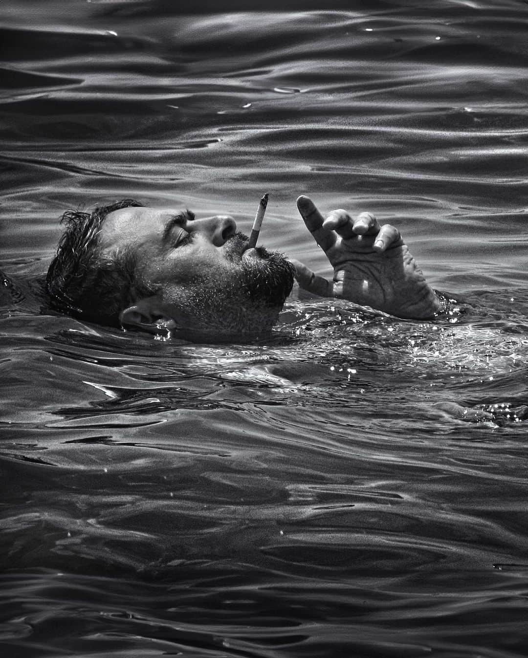 Mustafa Sevenのインスタグラム：「Çok sıcak daha da sıcak olacak ! :)  Şimdi ben keyif diye buna derim yazsam sigara karşıtları linçi yer miyim ? :) Fotografı 13 yıl önce Saros Körfezi’nde çekmiştim. Arşivde karşıma çıkınca bu sıcak günlerin anısına iyi gider diye düşündüm. #Sıcak #Yaz #SarosKörfezi #Canon #CanonTürkiye #BlackAndWhite #Documentary #Journalism」