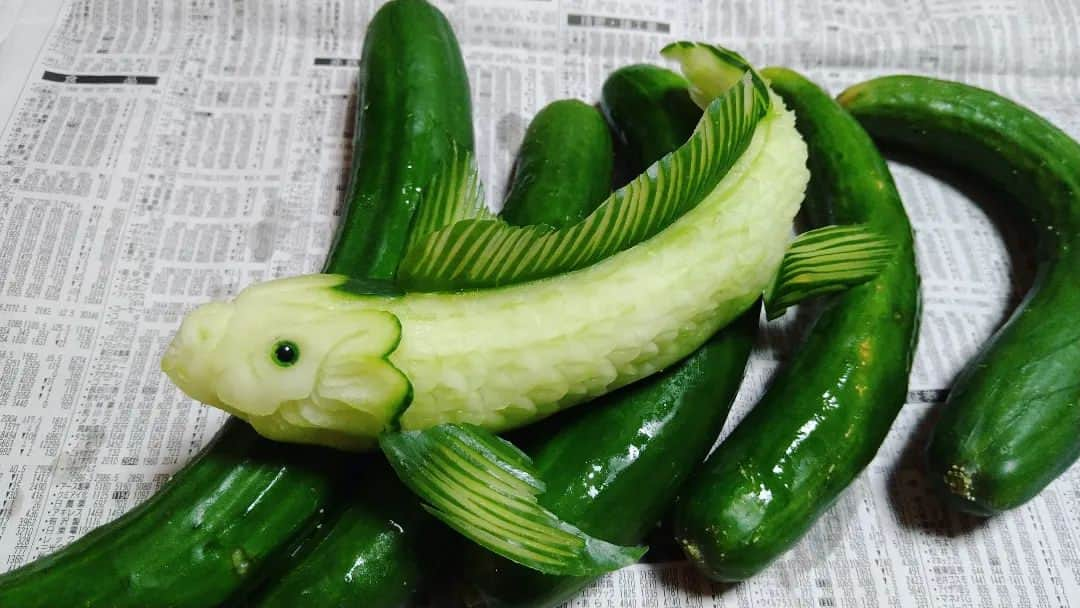 gakuのインスタグラム：「🥒🐟Cucumber fish  ひん曲がった胡瓜みつけて彫りたくなった。 新しい本買って、魚の顔こんな表現の仕方があるのかとなって面白い  #中国彫刻#carving  #野菜アート #野菜彫刻 #果物アート  #果物彫刻」