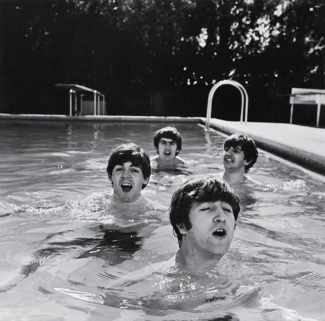 lifeのインスタグラム：「(L-R) Paul McCartney, George Harrison, John Lennon & Ringo Starr of The Beatles, taking a dip in a swimming pool, 1964.   (📷 John Loengard/LIFE Picture Collection)   #LIFEMagazine #LIFEArchive #TheBeatles #Band #1960s #JohnLoengard #SwimmingPool #LIFELegends」