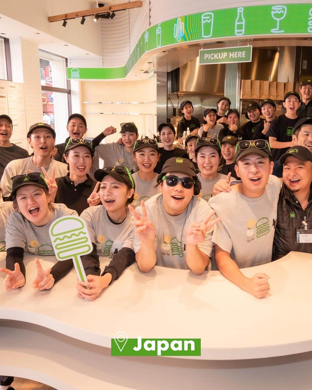 SHAKE SHACKさんのインスタグラム写真 - (SHAKE SHACKInstagram)「Thinking of our Shack teams overseas on International Friends Day. Which Shack are you trying to visit?」7月31日 0時32分 - shakeshack