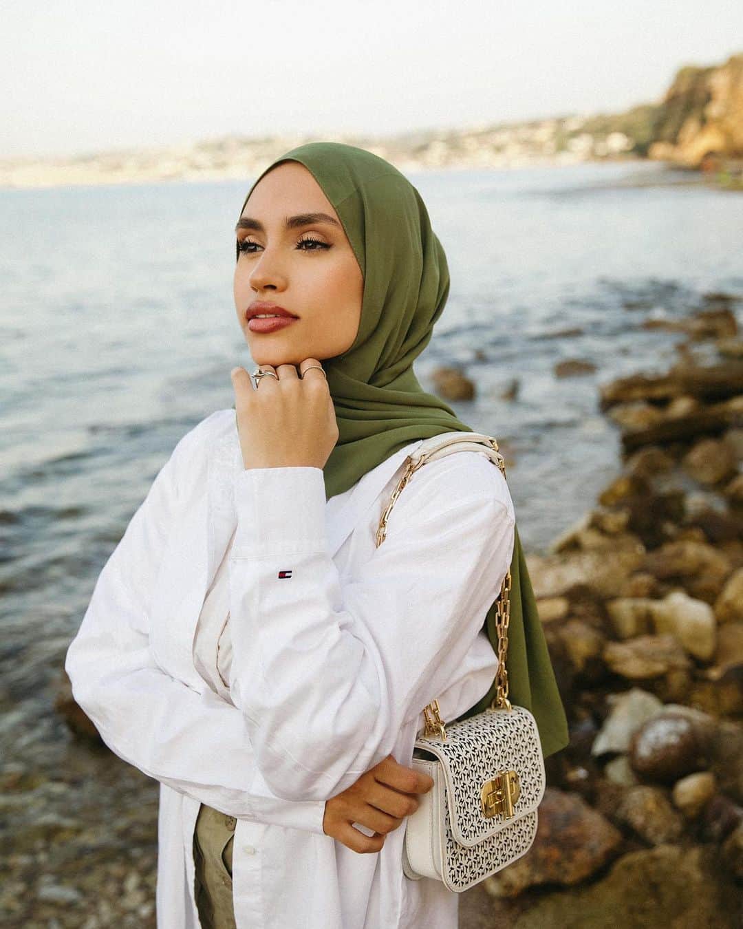 Tommy Hilfigerのインスタグラム：「@alitasnim keeps it classy with our Oxford Shirt.」