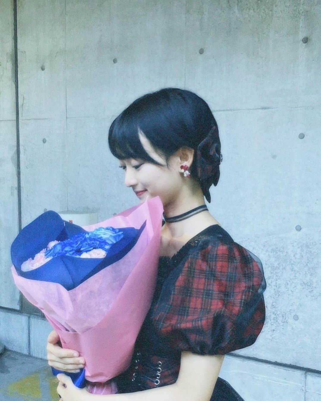 歌田初夏さんのインスタグラム写真 - (歌田初夏Instagram)「青とピンク。  #ブーケ　#卒業　#卒業セレモニー　#青いバラ　#ピンクのバラ　#AKB48」7月31日 0時36分 - utahatsu78