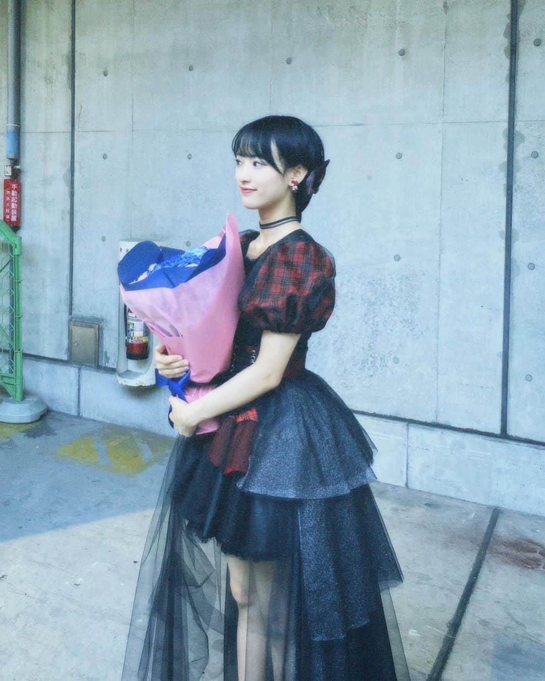 歌田初夏さんのインスタグラム写真 - (歌田初夏Instagram)「青とピンク。  #ブーケ　#卒業　#卒業セレモニー　#青いバラ　#ピンクのバラ　#AKB48」7月31日 0時36分 - utahatsu78