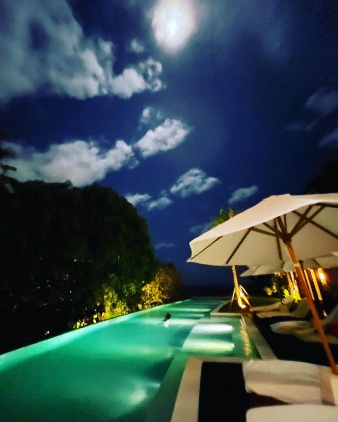松田美由紀のインスタグラム：「また、バリ島に来ています。  月明かりの中で、プールで泳ぐ幸せ。 海風が気持ちよくて、優しい空気を吸い込む。  身体がどんどん元気になる。 月の下で瞑想。  はぁー。深呼吸。  #バリ島」