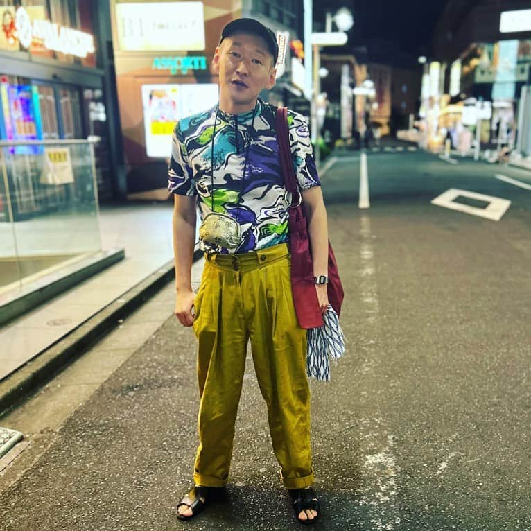 市川刺身さんのインスタグラム写真 - (市川刺身Instagram)「今日の服装。 市川刺身のお造りライブの日。  先日ハラノムシで購入した柄がバツグンのサイクリングシャツ。 僕が手に取ったら店長さんが『ぽいですね〜』と言ってきた僕バツグンのやつ。 下北沢でやさしいズのタイさんに誕生日プレゼントで買って頂いたズボン。 無駄づくりの黒帽子に黒の便所サンダル金のがま口yorozuのバッグ手には手ぬぐい。  市川刺身のお造りライブがとても楽しくて終わりにシシガシラさんの単独を見学してシシガシラの脇田さんに飲みに連れてって頂きました。 店に行く前に一緒にいたやさしいズのタイさんに撮ってもらいました。 クセスゴとマルコポロリに出させて頂いたのでTVerでご覧になってください。 明日は早起き頑張ろう。 タイさん脇田さんありがとうございます。  #今日着た服 #ファッション #古着 #ハラノムシ #シシガシラさん #単独めっちゃ面白かった #もう一回見たい #配信まだあるので是非」7月31日 0時43分 - soitsudoitsu