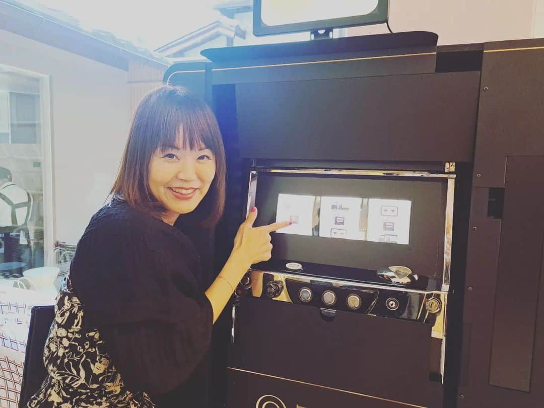 川原ちかよさんのインスタグラム写真 - (川原ちかよInstagram)「【きこりけーき】 “世界中のおいしいものを集めて新しい可能性を発信する”をコンセプトに、 多くの人々が交流するフードマーケットの“スイーツ版”を目指したスイーツショップが、 京都は高台寺、ねねの道にオープンしました。  オープン前のレセプションの司会をやらせて頂きました！  日本のお菓子が定期的に登場したり、 なんと言っても楽しみなのが、 バウムクーヘンとジェラートを組み合わせたスイーツ「きこりけーき」です！ (必死になって食べて写真を撮ってない😓)  ユーハイムが開発したAI職人"THEO"が作る焼きたてバームクーヘンと 神戸に1号店がオープンしたばかりの"Badiani(バディアーニ)"の冷たいジェラートを合わせ、 点てたての抹茶を食べる直前にかけて完成させるスイーツ。  バームクーヘンとジェラート。 なんで今まで一緒に食べへんかったんや！と思うぐらい、名コンビ具合を発揮しております！  私の隣にいらっしゃるイタリア人男性は、 在阪イタリア総領事館のマルコさん。 そのマルコさん曰く、 イタリア人の93％はジェラートが好きらしい😆 めっちゃ好きやん！😆 そして、その隣は書家の中塚翠涛さん。 【きこりけーき】のロゴなどのデザインを担当された(この暖簾のやつね！)中塚さん、 ほんまに素敵な人だった！！ (なんかとても親しみやすい方でもあり、 初めて会った気がしなかった。 時間があったら、ずっと話していられる気がした！) それから、ユーハイムの河本社長。 これからもスイーツの新たな可能性を提案してくれそうなオーラがありました✨  いや、しかし、イタリア人が大好きなジェラート。 バディアーニのジェラートは、ほんま美味しくて、 そして美しい。 私、生まれて初めて、ジェラートに飛び込みたい、 顔をうずめたいと思いました。。。 きこりけーきを食べた後、お腹いっぱいと言いながら男子がジェラートおかわりしてた。 スイーツ食べた後の別腹がスイーツ😂  京都にお越しの際は、ぜひ皆さんも❤️ 別腹の別腹を体験してください(笑)  #きこりけーき #京都のスイーツ #ユーハイム #バディアーニ #バウムクーヘン #ジェラート #中塚翠涛  こういうお仕事は、美味しいものも食べられて幸せ💕なのですが、 さらに初めてお会いした方から、 「何かあったらお仕事頼んでもいいですか？」なんておっしゃってもらえ、さらに幸せ、有難い。 頑張ります！ よろしくお願いいたします！」7月31日 0時43分 - chikayo_baby