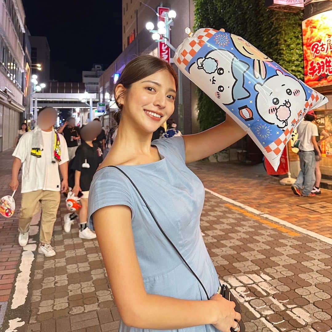 天野一菜のインスタグラム：「. 小さい頃住んでいた場所の花火大会に 家族で行ってきました🫶 夏バテ気味だったけれど、 懐かしい街並みと久しぶりのお祭りの活気に パワーをもらえた☺️✨」
