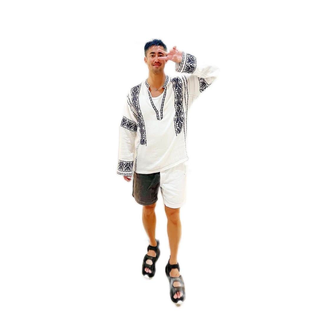 小林 ディスカスさんのインスタグラム写真 - (小林 ディスカスInstagram)「この日は、 @isabelmarant  の刺繍シャツに、 @poloralphlauren  の短パンに、 @whitemountaineering_official  のサンダルっ子テンションっ！！  たまには、 こんなテンションな日もある！🙋🏼‍♂️  #tokyo #japan #fashion #beauty #東京ライ #isabelmarant #イザベルマラン #ralphlauren #ラルフローレン #whitemountaineering #ディスカステンション #スタイリスト」7月31日 0時45分 - discus_kobayashi
