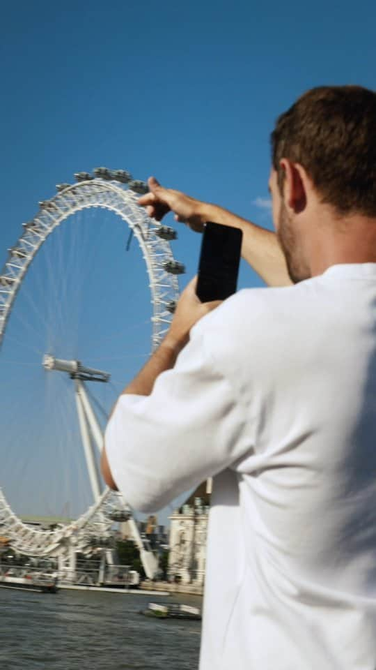 Rich McCorのインスタグラム：「Running around London on one of the hottest days of the year wasn't a great idea, but carrying the Motorola Razr 40 Ultra was. It's equipped with a great camera but it's the flip feature and front screen that make it so nifty while on the go- having a flip phone you can quickly refer to for Google Maps, Spotify, Messages etc without unflipping is great (while still having the benefits of a phone that takes up less pocket space). The flip feature also means you can use it as a tripod or rest it over edges to get group photos, selfies etc. Plus it's powerful enough to power professional photo editing apps so the Motorola Razr 40 Ultra really fits the bill as a phone for a creator #BendYourLimits #Razr40Ultra #Motorola @MotorolaUK #ad」