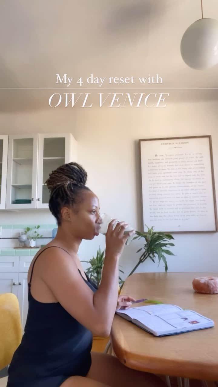 モニーク・コールマンのインスタグラム：「A couple of weeks ago, I was feeling heavy/stuck/cloudy so I decided to try out the @owlvenice 4 Day Reset! It consisted of 3 broths & 3 mylks a day (with the option of food off of an approved list) By the end of day 2 I noticed a significant decline in my sugar cravings and when it was all over, I felt brand new! I had mental clarity, was sleeping better, had tons more energy, and my stomach was no longer bloated.  Little did I know, the following week was going to be full of mental and emotional challenges that I would not have been prepared to face if I hadn’t done the reset. I 100% would have eaten ALL of my feelings & inevitably felt worse.   If you’re looking for something to help reduce inflammation, curb sugar cravings, heal your gut lining, or just change your habits — I highly recommend the @owlvenice Reset!   ✨ Use my code MONIQUE10 for 10% off ✨  owlvenice.com」