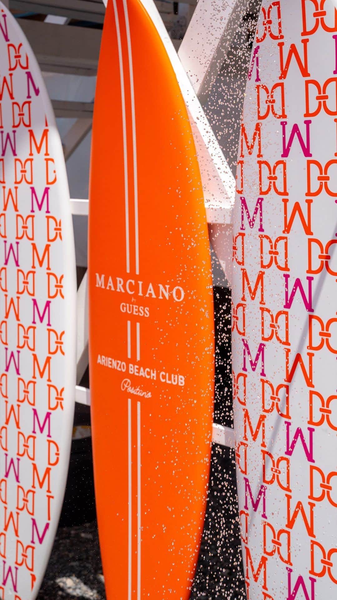 ゲスのインスタグラム：「Escape to the picturesque backdrop you’ve been dreaming about all summer. We invite you to experience the magic of the Marciano by GUESS Beach Club now at @arienzobeachclubpositano. #MarcianoPositano #GUESSBeachClub」