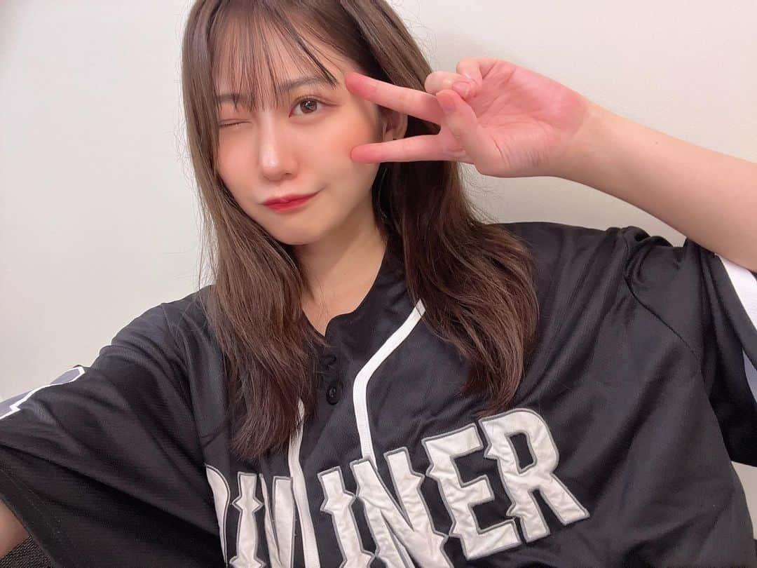 空野青空のインスタグラム：「今日の #あおべべ は @diviner_official さんの新作だったよん⚾️  ラフに着れるのにめちゃかわいいんじゃ。スポーティねこ！どうですか〜😽  #私服 #ユニフォーム女子  #ユニフォームシャツ #カジュアルコーデ  #カジュアルファッション  #DIVINER #ディバイナー #RECKLESSLIFE #妥協なき生き様」