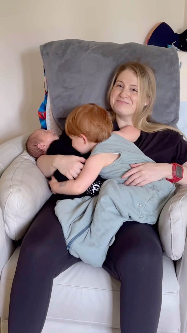 メーガン・トレイナーのインスタグラム：「I blinked and Barry is a month old🥹 Riley is so in love! We are all so in love with you sweet boy🤱💖😭  #newborn」