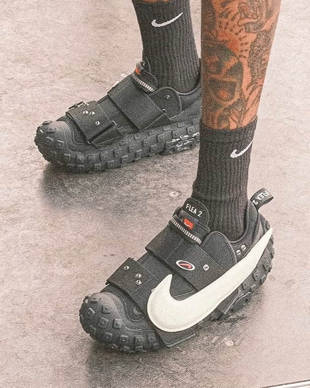 HYPEBEASTさんのインスタグラム写真 - (HYPEBEASTInstagram)「@hypebeastkicks: Following @turnstileluvconnection’s performance at Rolling Loud, bassist @freakyfranz has teased @cactusplantfleamarket’s upcoming collaboration with @nike.  Featuring a waffle tread that runs up the outsole, the upper appears a neoprene-like synthetic with two midfoot straps covered by a massive white Swoosh that breaks up the otherwise all-black look. Various co-branding elements are scattered throughout the shoe with references to the Flea 2 name at the tongue and heel tab. Rounding out the look, the pairs utilize a snap button system that allows various ornaments to be attached to the shoe, giving the wearer customization options such as the jumbo Swoosh, symbols and other branding hits.  Stay tuned for updates regarding the new pair as we expect it to release by the end of 2023. Photo: @skatetochurch」7月31日 1時05分 - hypebeast