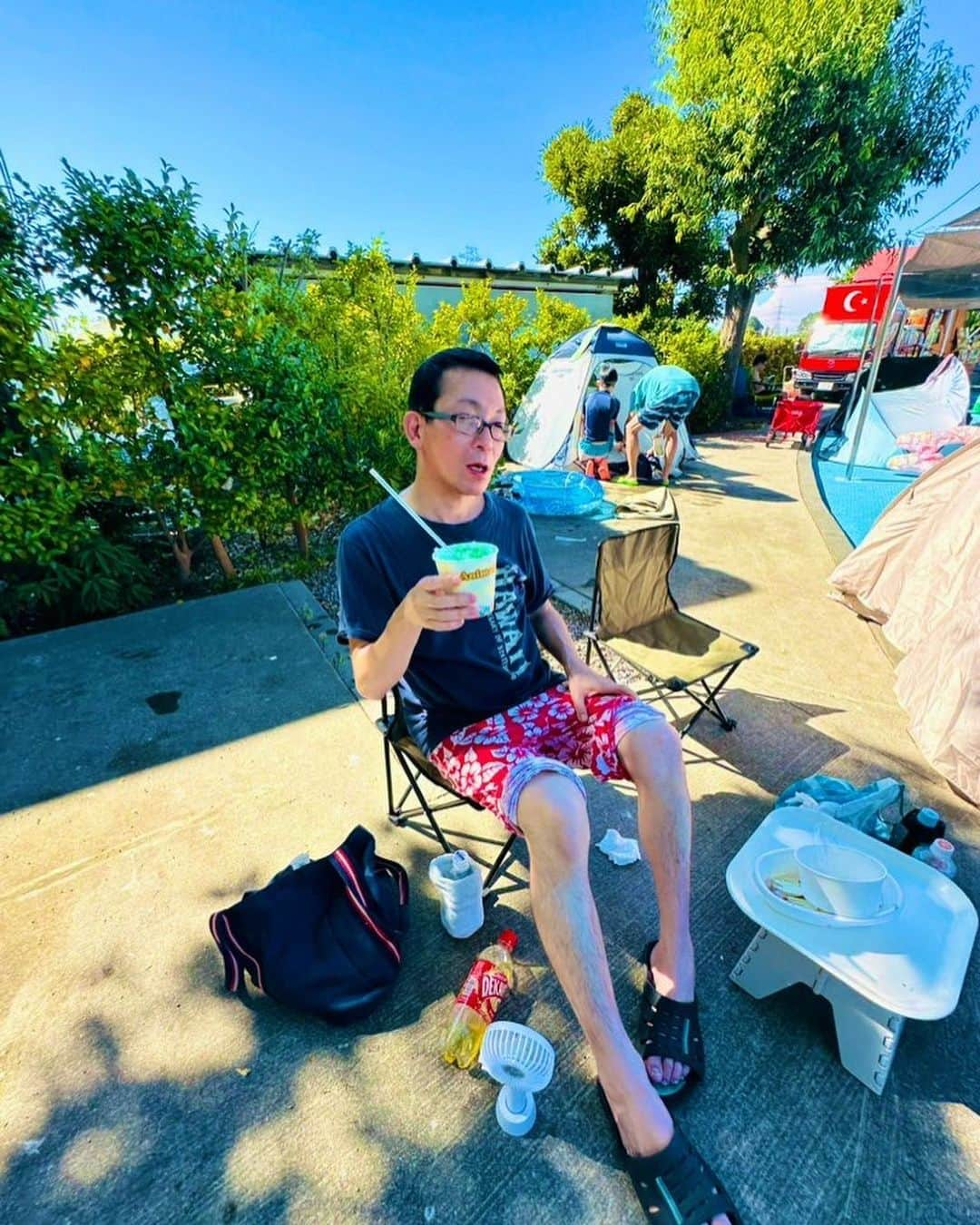 美川憲二さんのインスタグラム写真 - (美川憲二Instagram)「プールサイドで　かき氷よ〜😋🍧⛱️⛱️⛱️⛱️⛱️⛱️🌊🌊🌊🌊🌊🌊✌️✌️  バテバテまり‼️  バテバテまり‼️  それそれ〜🤪😜😝🤣🤣💦💦💦笑。 #東武スーパープール  #東武動物公園  #かき氷  #バテバテまり #あはははは #美川憲一 #美川憲二 #ヒデコフランセスカ #まりもちゃん #オネェ系 #ものまね」7月30日 16時06分 - mikawakenji