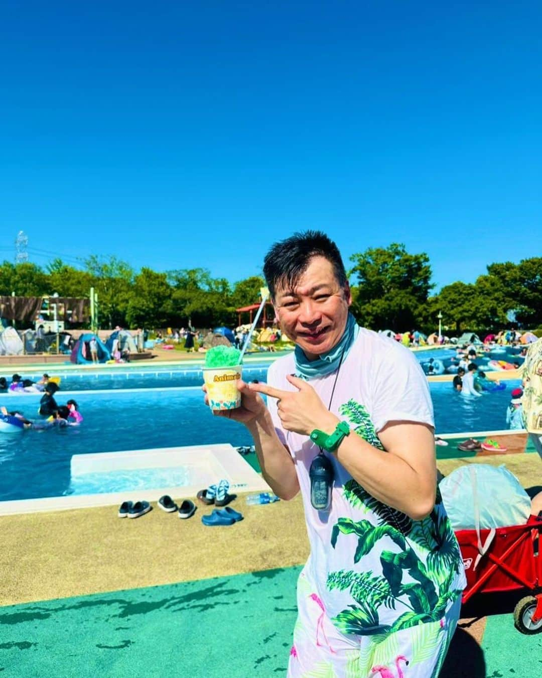 美川憲二さんのインスタグラム写真 - (美川憲二Instagram)「プールサイドで　かき氷よ〜😋🍧⛱️⛱️⛱️⛱️⛱️⛱️🌊🌊🌊🌊🌊🌊✌️✌️  バテバテまり‼️  バテバテまり‼️  それそれ〜🤪😜😝🤣🤣💦💦💦笑。 #東武スーパープール  #東武動物公園  #かき氷  #バテバテまり #あはははは #美川憲一 #美川憲二 #ヒデコフランセスカ #まりもちゃん #オネェ系 #ものまね」7月30日 16時06分 - mikawakenji