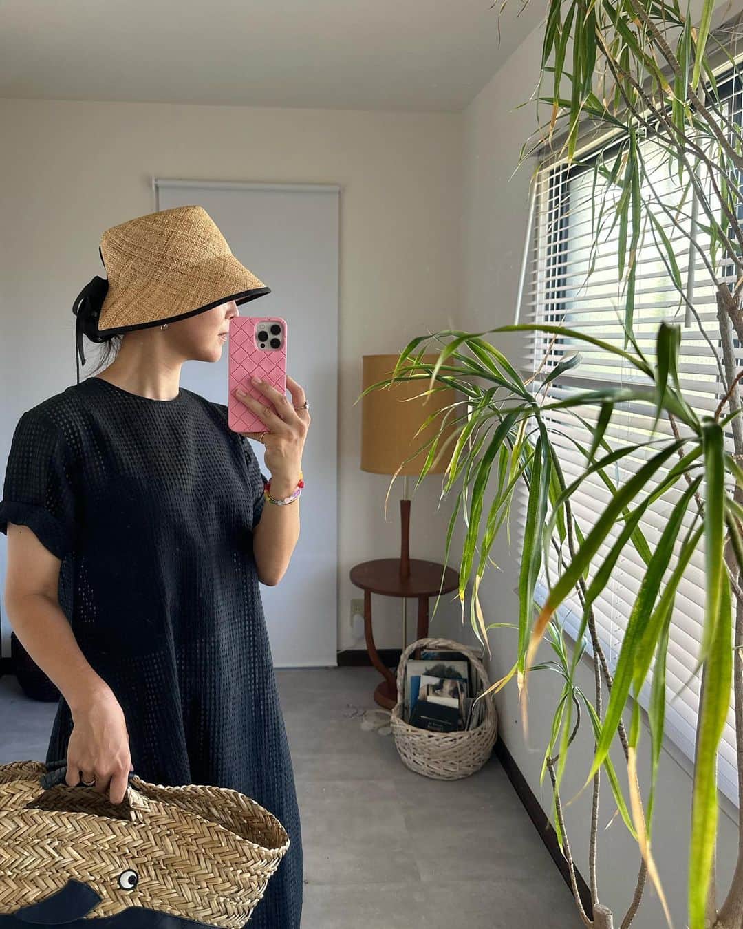鈴木六夏さんのインスタグラム写真 - (鈴木六夏Instagram)「①ここまで帽子が必須な夏があったか..? というほど毎日欠かせません。  ②そして「with」EVERYDAY DRESS が 真夏に涼しい！？  今年初めてお作りしたBack slit hat は サマーハットやカンカンより静かな存在かと思っていましたが、 自分自身の期待以上の働きをしてくれています。  なんせ軽い。そしてコンパクト。 目がつまっていないので熱がこもらず、 後ろのスリットがお団子ヘアを邪魔しません。 (きっと髪の長い方なら同感なはず✨)  後ろのリボン姿も甘すぎず..👍🏼  そして風通し！といえば 「with」さん✨✨✨  本来はEVERYDAY DRESSにピッタリかさなるのですが、 それはきっと今、本州の真夏には暑すぎる。 ですが、何も着たくない！🫠💦ような日、 例えばタンクトップにショートパンツ。でもそのままじゃ露出多すぎっ。って時に上からスポッ！程よく透けて、程よく透けません✨✨今日の私はプリーツスカートと合わせました🌻🌻😉😉」7月30日 16時07分 - rikuka.62