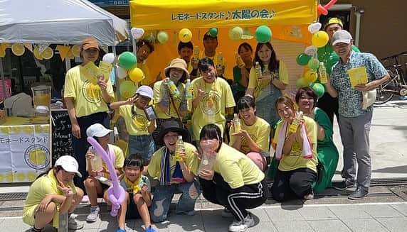 堀内正美のインスタグラム：「昨日は神戸の大安亭市場で〜今日は伊丹市でのレモネードスタンド🍋訪問〜今日主催の『太陽の会』の代表は豊田亜紀さん  息子さん陽音君が7歳の時、DIPG（小児脳幹部グリオーマ）を発症〜8ヶ月の闘病後8歳4ヶ月で亡くなりました…  「私が太陽の会を立ち上げたのは 〜みなさんに小児がんのことを知っていただき〜小児がん治療の研究が少しでも進んでくれて、いつの日かDIPGが完治できる病気になることです。その時初めて陽音がこの病気に選ばれた理由に近づける気がします」  そんな思いを語ってくださいました🙏  #レモネードスタンド #レモネードスタンド太陽の会  #豊田亜紀  #チャイケモハウス #公益財団法人チャイルドケモサポート基金  #堀内正美」