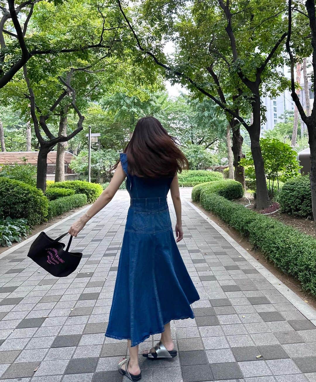 パク・ソルミのインスタグラム：「🌿  긴머리와 이별을.. 뭔가 아쉽...  #주말을잘보내는중」