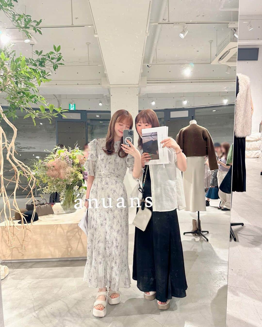 山根千佳のインスタグラム：「. . スタイリストの @sachiemon ちゃんと 展示会へ行ってきました🧸🍂  もうすっかり秋冬物で もこもこしていて可愛かった！  @anuans.official さんは 生地もしっかりしているし、 形も素敵で大好きなブランドさん！♡ . . #anuans #アニュアンス #展示会  #展示会巡り #anuans_2023aw」