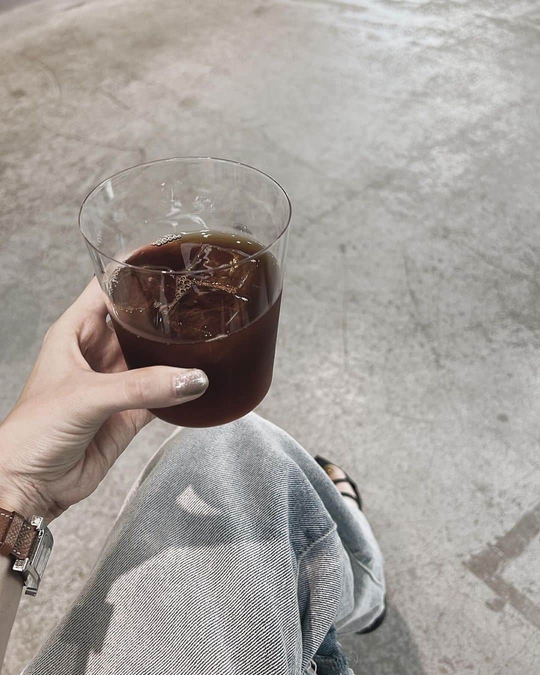 ukapiのインスタグラム：「⠀ ⠀ ⠀ 本当美味しいここのcoffee☕️ ⠀ お店の方も優しくて、 今日はおっきなわんちゃん🐕が いてめちゃくちゃ可愛かった...♡ ⠀ 聖於もわんわんタッチできてた♡ ⠀  ⠀ #静岡カフェ#セルフネイル#マグネットネイル」