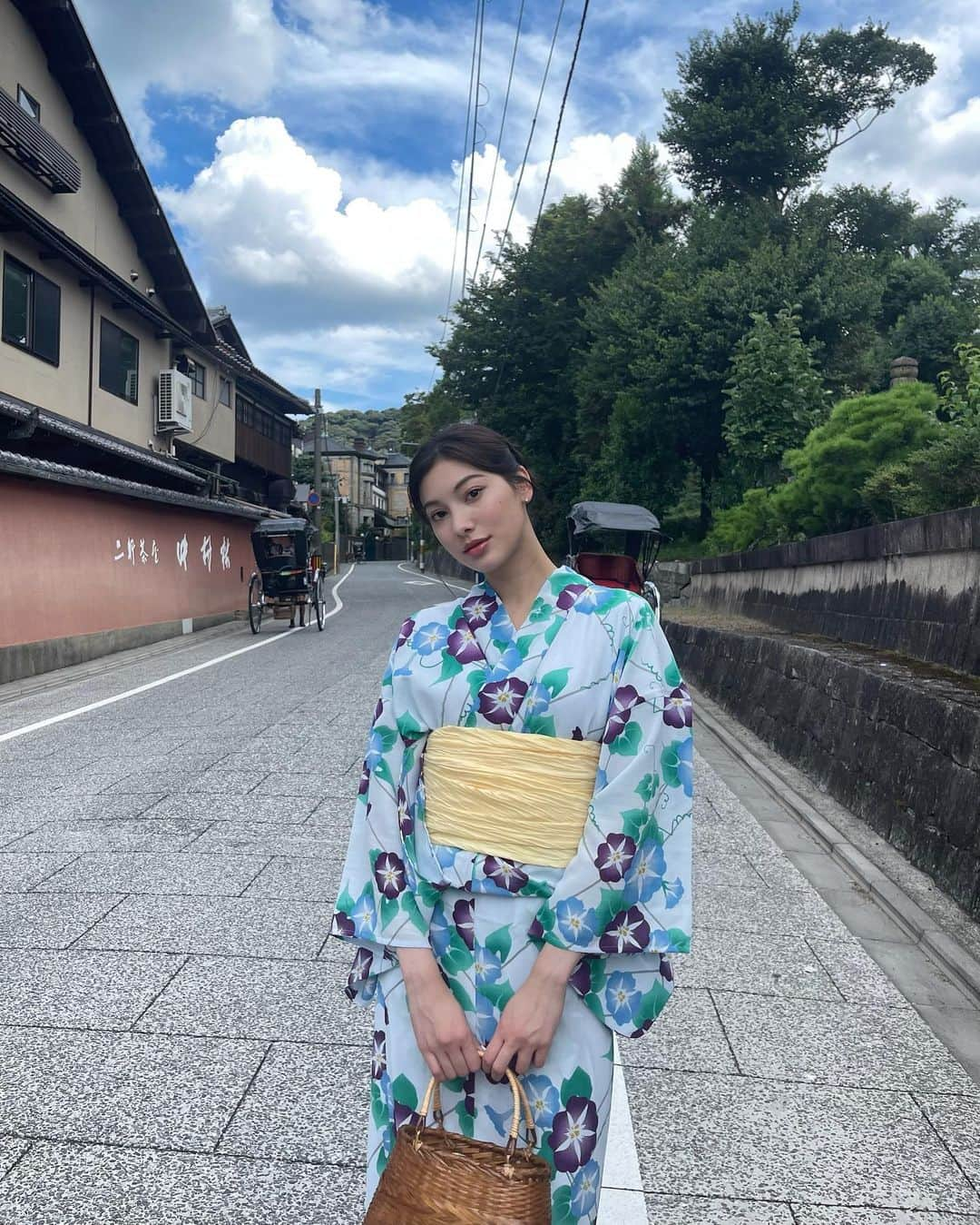 せたこさんのインスタグラム写真 - (せたこInstagram)「朝顔の浴衣🍧 朝顔、小学生の頃育てたなあ 小さい頃の夏休みを思い出します 帯は大好きな黄色の帯にしたの！  人力車の方、暑いのにわいらを運んでくれてありがたや！素敵な景色、たくさん見せてもらったよ🎋  Morning glory yukata🍧 The obi is my favorite yellow💛   Thank you,the rickshaw for carrying me even though hot!  I got to see a lot of wonderful scenery🎋  #kyoto #kyotojapan #yukata #京都 #八坂神社 #浴衣 #そうだ京都行こう」7月30日 16時23分 - setako