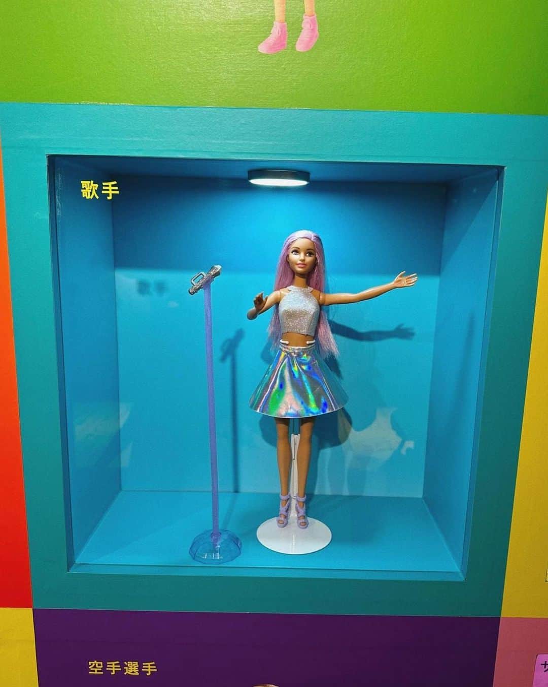 秋山衣梨佳さんのインスタグラム写真 - (秋山衣梨佳Instagram)「👩👨🌈 　 　 『#キミのなりたいものっ展？with Barbie』 @#itochuSDGsSTUDIO 　 将来の夢を あれは男の子の夢だから私はできない。 あれは女の子の夢だから僕はなれない。 みたいなのをなくして夢を広げよう！ みたいな企画のワークショップに 👦🏻と参加してきた！(文章力😭) 　 バービーの社長のお話を聞いたり バービーのYouTube見たりしたんやけど バービーすげぇ、、、ってなった👸🌟 可愛いだけじゃなかった、、、！！ 　 バービーのYouTube 子供に見せるのオススメ！☝️ 　 . 　 この日はピンクワンピ👗🩷 　 @geera__official 商品番号🔍207798 　 　 #GeeRA#geera_ootd#ジーラ#Barbie#ちゃりふぁっしょん」8月3日 11時00分 - akiyamaerika
