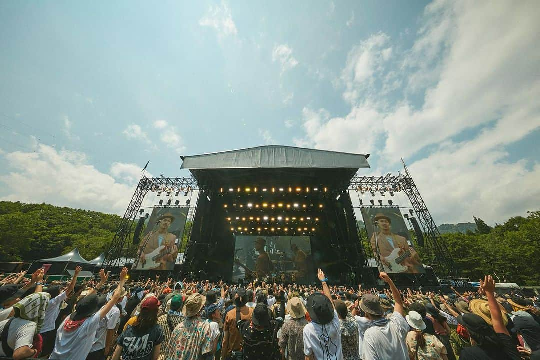 never young beachさんのインスタグラム写真 - (never young beachInstagram)「Thank You FUJIROCK FESTIVAL ’23 at GREEN STAGE🏔 朝からGREEN STAGEにお集まり頂いたみなさん🙌  本当に本当にありがとうございました！！！  👏 @smash_jpn @fujirock_jp 🤝💗  Yuma Abe(Vo,Gt) @_yuma_abe  Keigo Tatsumi(Ba) @keigo_tatsumi  Kento Suzuki(Drs) @kent_suzu  Takuro Okada(Gt) @okd_tkr  Yosuke Shimonaka(Gt) @simon_aka_ysk  Yuma Koda(Key,Pf) @yuma_kooda    Photo by @hurry Yosuke Torii    #neveryoungbeach #ネバーヤングビーチ #ネバヤン #FUJIROCK #フジロック」7月30日 16時24分 - never_young_beach_official