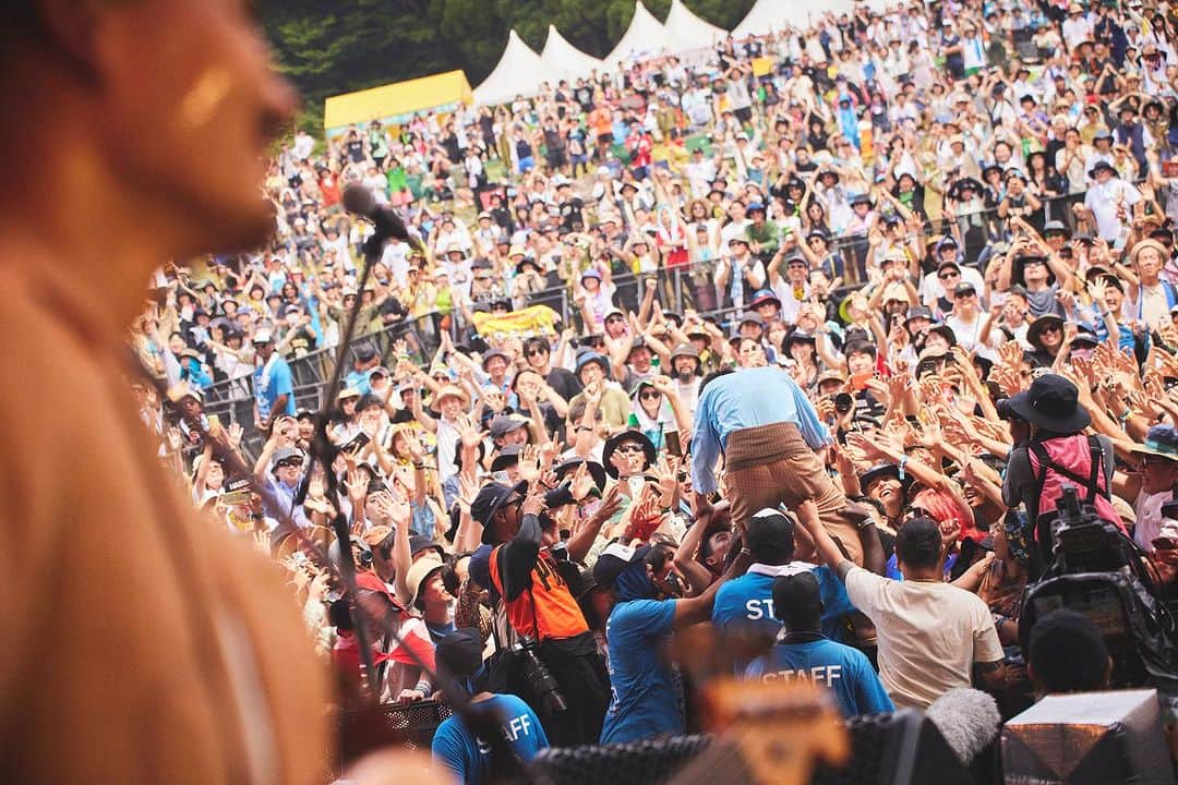 never young beachさんのインスタグラム写真 - (never young beachInstagram)「Thank You FUJIROCK FESTIVAL ’23 at GREEN STAGE🏔 朝からGREEN STAGEにお集まり頂いたみなさん🙌  本当に本当にありがとうございました！！！  👏 @smash_jpn @fujirock_jp 🤝💗  Yuma Abe(Vo,Gt) @_yuma_abe  Keigo Tatsumi(Ba) @keigo_tatsumi  Kento Suzuki(Drs) @kent_suzu  Takuro Okada(Gt) @okd_tkr  Yosuke Shimonaka(Gt) @simon_aka_ysk  Yuma Koda(Key,Pf) @yuma_kooda    Photo by @hurry Yosuke Torii    #neveryoungbeach #ネバーヤングビーチ #ネバヤン #FUJIROCK #フジロック」7月30日 16時24分 - never_young_beach_official