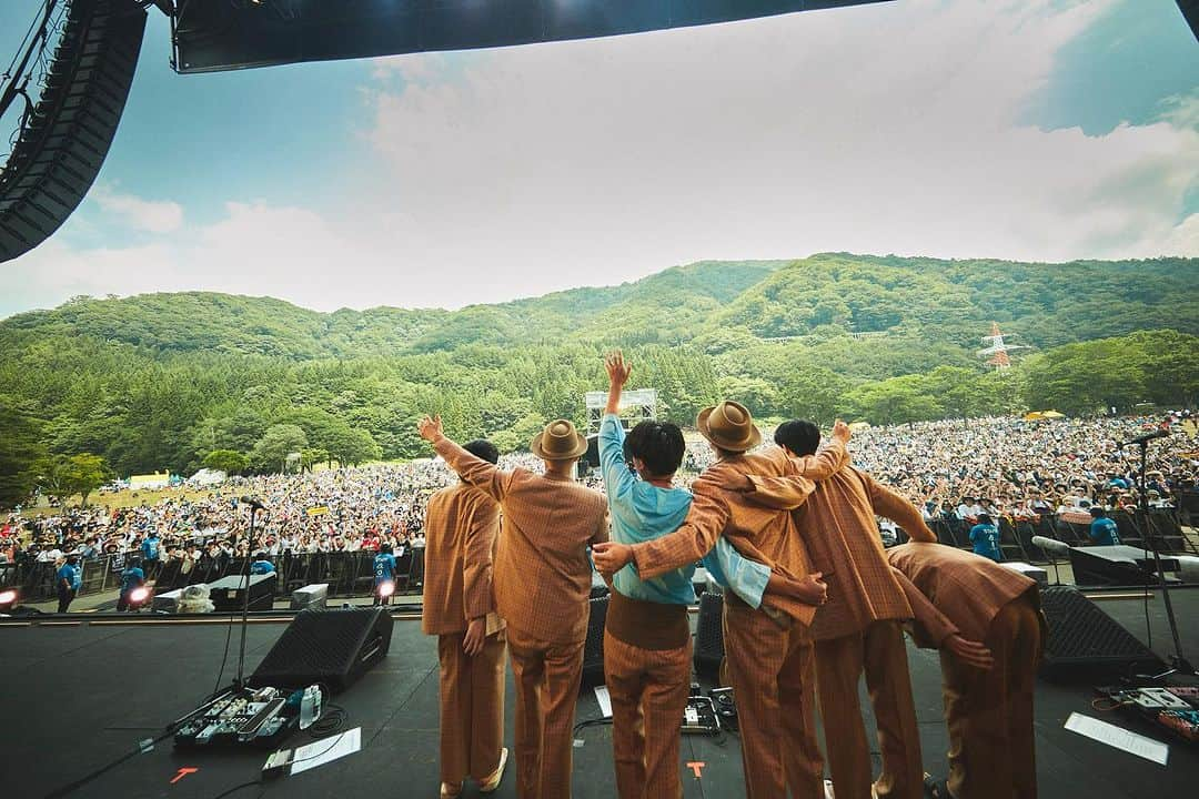 never young beachさんのインスタグラム写真 - (never young beachInstagram)「Thank You FUJIROCK FESTIVAL ’23 at GREEN STAGE🏔 朝からGREEN STAGEにお集まり頂いたみなさん🙌  本当に本当にありがとうございました！！！  👏 @smash_jpn @fujirock_jp 🤝💗  Yuma Abe(Vo,Gt) @_yuma_abe  Keigo Tatsumi(Ba) @keigo_tatsumi  Kento Suzuki(Drs) @kent_suzu  Takuro Okada(Gt) @okd_tkr  Yosuke Shimonaka(Gt) @simon_aka_ysk  Yuma Koda(Key,Pf) @yuma_kooda    Photo by @hurry Yosuke Torii    #neveryoungbeach #ネバーヤングビーチ #ネバヤン #FUJIROCK #フジロック」7月30日 16時24分 - never_young_beach_official