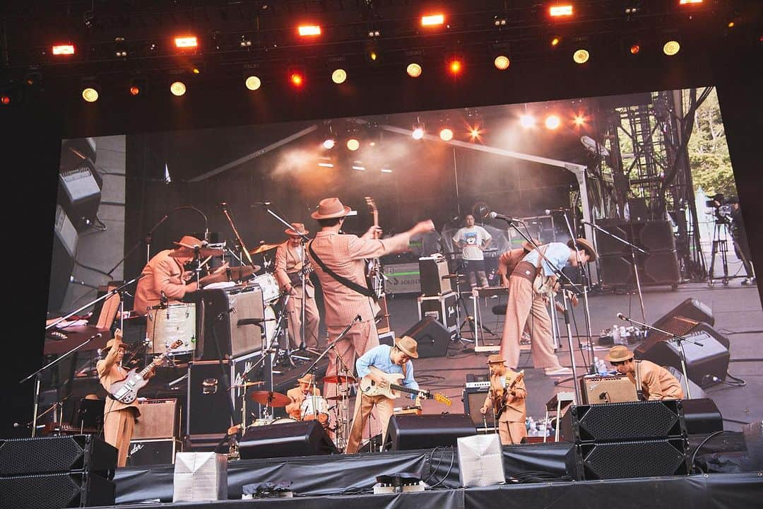 never young beachさんのインスタグラム写真 - (never young beachInstagram)「Thank You FUJIROCK FESTIVAL ’23 at GREEN STAGE🏔 朝からGREEN STAGEにお集まり頂いたみなさん🙌  本当に本当にありがとうございました！！！  👏 @smash_jpn @fujirock_jp 🤝💗  Yuma Abe(Vo,Gt) @_yuma_abe  Keigo Tatsumi(Ba) @keigo_tatsumi  Kento Suzuki(Drs) @kent_suzu  Takuro Okada(Gt) @okd_tkr  Yosuke Shimonaka(Gt) @simon_aka_ysk  Yuma Koda(Key,Pf) @yuma_kooda    Photo by @hurry Yosuke Torii    #neveryoungbeach #ネバーヤングビーチ #ネバヤン #FUJIROCK #フジロック」7月30日 16時24分 - never_young_beach_official