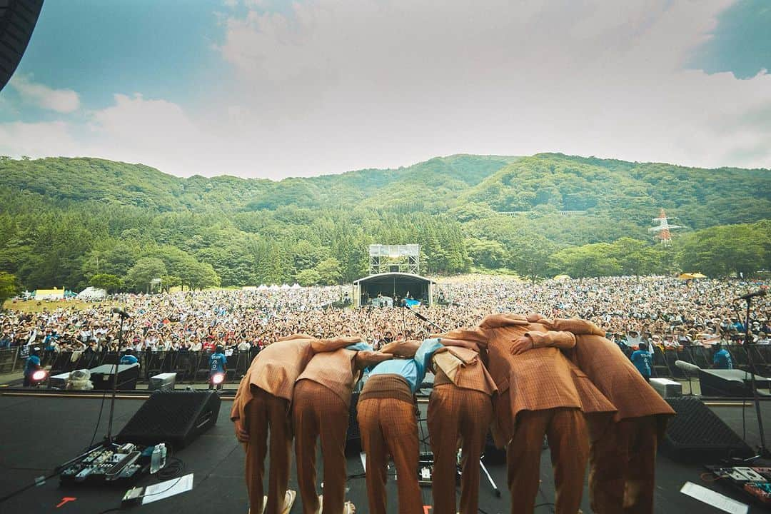 never young beachのインスタグラム：「Thank You FUJIROCK FESTIVAL ’23 at GREEN STAGE🏔 朝からGREEN STAGEにお集まり頂いたみなさん🙌  本当に本当にありがとうございました！！！  👏 @smash_jpn @fujirock_jp 🤝💗  Yuma Abe(Vo,Gt) @_yuma_abe  Keigo Tatsumi(Ba) @keigo_tatsumi  Kento Suzuki(Drs) @kent_suzu  Takuro Okada(Gt) @okd_tkr  Yosuke Shimonaka(Gt) @simon_aka_ysk  Yuma Koda(Key,Pf) @yuma_kooda    Photo by @hurry Yosuke Torii    #neveryoungbeach #ネバーヤングビーチ #ネバヤン #FUJIROCK #フジロック」