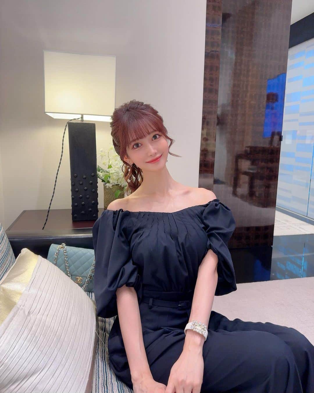 のインスタグラム：「. くるくる巻いてポニーテールしてみた😚🌟 . でもめちゃくちゃ猫っ毛なので 頑張って髪巻いてもいつもすぐとれちゃう。。👱🏻‍♀️ . . #ootd#fashion#fashionstyle#herlipto#chanel#hairarrange#japan#ginza#japanesegirl#ポニーテール#ポニーテールアレンジ#ヘアアレンジ#ハーリップトゥー#シャネル」