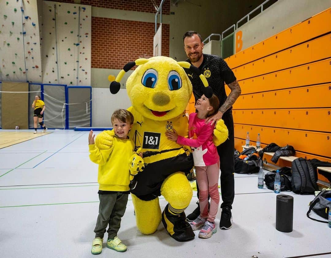 ケヴィン・グロスクロイツのインスタグラム：「Wir wünschen euch einen schönen Sonntag 💪🏻💯  #champion #engel #emma #fisch #dortmundunserestadt #isso ❤️❤️❤️❤️」